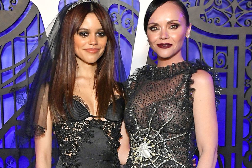PreviouslySerie's tweet photo. #Wednesday

🔴NOVEDAD🔴

@jennaortega explica en @MTVNEWS que Christina Ricci optó por no interferir en “su #Miércoles”:

“No creo que quisiera interponerse en mi actuación y sentir que era autoritaria. Sentí que no quería sacar algo que ella hizo hace 30 años”. https://t.co/apCxWKqTlQ