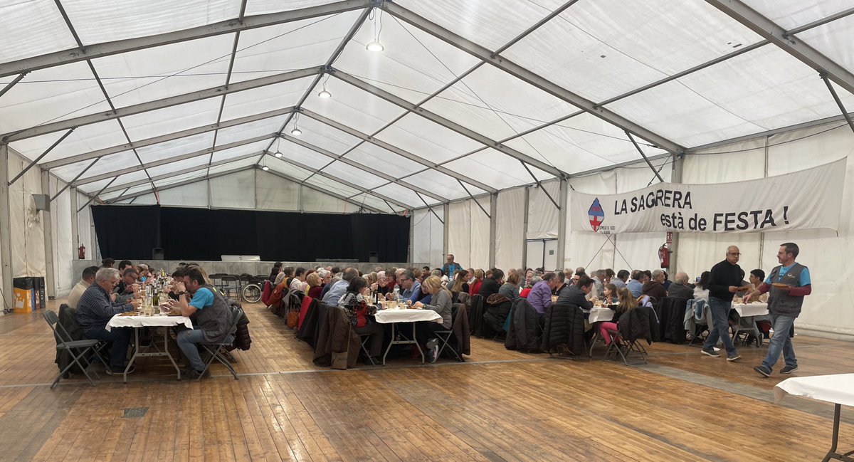 sapoconcho's tweet photo. Dinar de germanor i darreres activitats de #FMLaSagrera (eps, 18/12 no falteu a la cursa popular mes antiga de la ciutat!!!).
Gràcies @FesteslaSagrera per de nou organitzar unes fantàstiques festes a #LaSagrera!
Visca La Sagrera!!!!
#semprehisom #orgullosamentbarcelonines https://t.co/0vlvqzP3GT