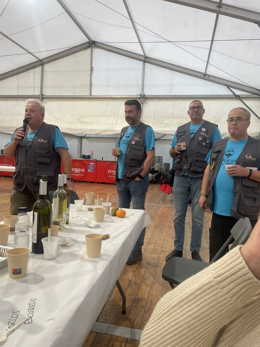 sapoconcho's tweet photo. Dinar de germanor i darreres activitats de #FMLaSagrera (eps, 18/12 no falteu a la cursa popular mes antiga de la ciutat!!!).
Gràcies @FesteslaSagrera per de nou organitzar unes fantàstiques festes a #LaSagrera!
Visca La Sagrera!!!!
#semprehisom #orgullosamentbarcelonines https://t.co/0vlvqzP3GT