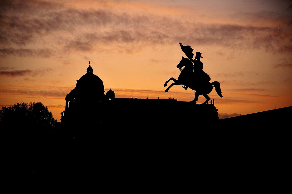 BenSostenuto's tweet photo. Good evening from Vienna ✨ 🎶
Silhouette view at sunset of the Museumsquartier near the famous Ringstraße in the first district.
#OldVienna #FirstDistrict #Ringstraße #MQ #AutumnInVienna #VPO https://t.co/Bydmamp4Hx