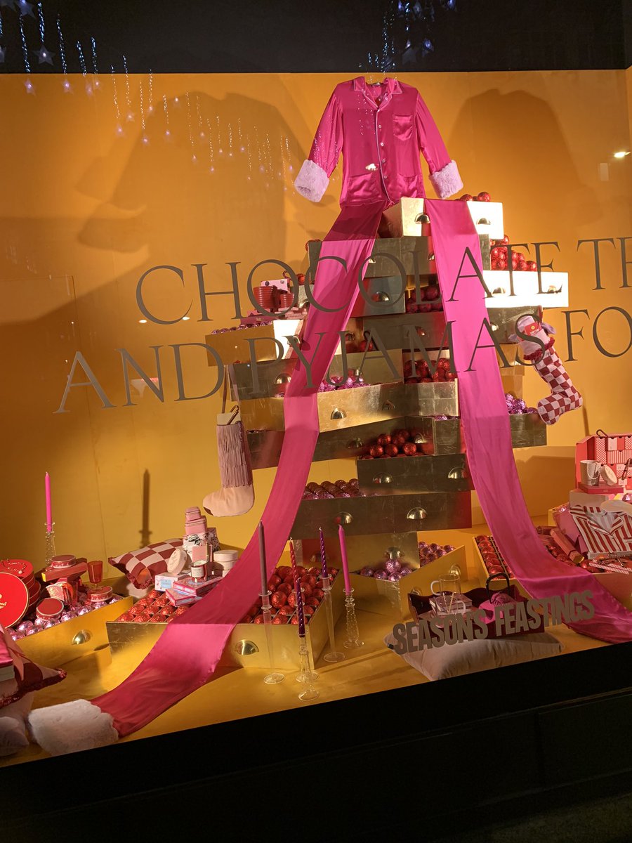 PolyWoodStudios's tweet photo. It was well worth the trip to see @Selfridges ‘Season’s Feastings’ celebrating the power of food &amp; the way it brings us together.

Velvet peas, sequin olives, chess pieces made of cheese - I was in VM heaven. 

#ChristmasWindowDisplay #WindowDisplay #VisualMerchandising https://t.co/sXzsnC6rTr