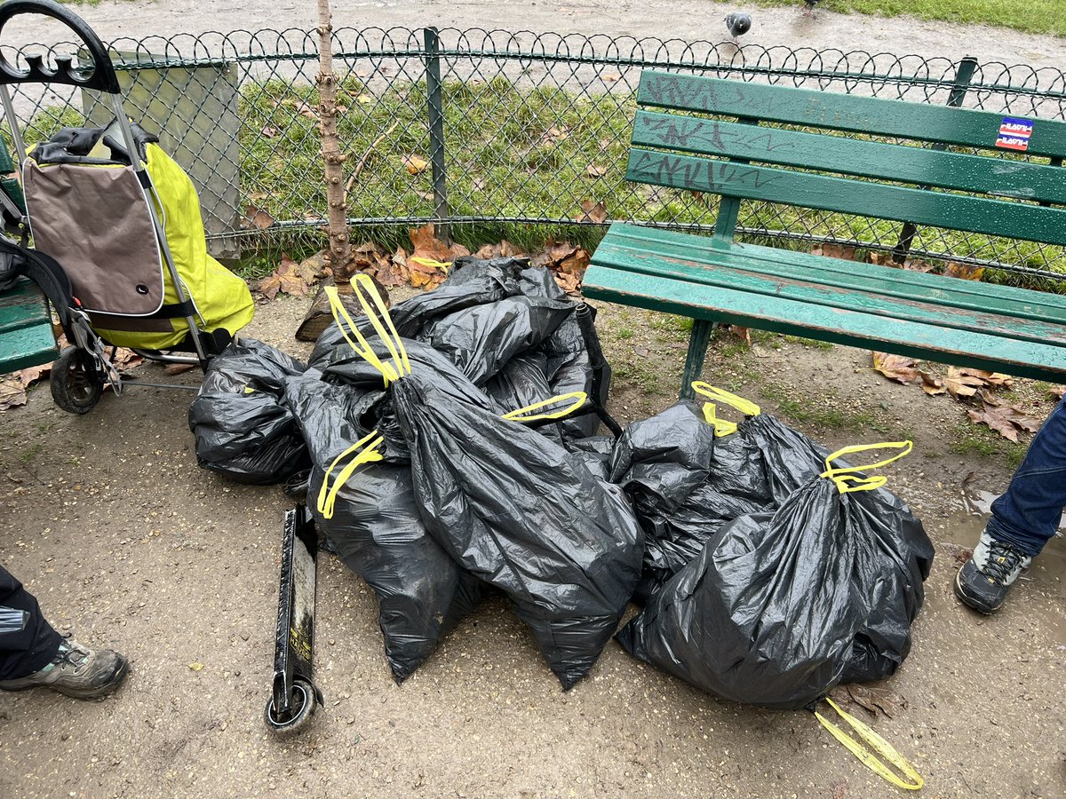 Arnokovic's tweet photo. Encore un joli succès ce matin au Champ de Mars de Paris à l’occasion d’un CITO Event Geocaching malgré la pluie ! Un beau ramassage de déchets - merci à tous les participants !
@GoGeocaching @mairiedeparis @cbrossel @GeocacheFrance @mairie7 @datirachida https://t.co/KsRHpQzJD2