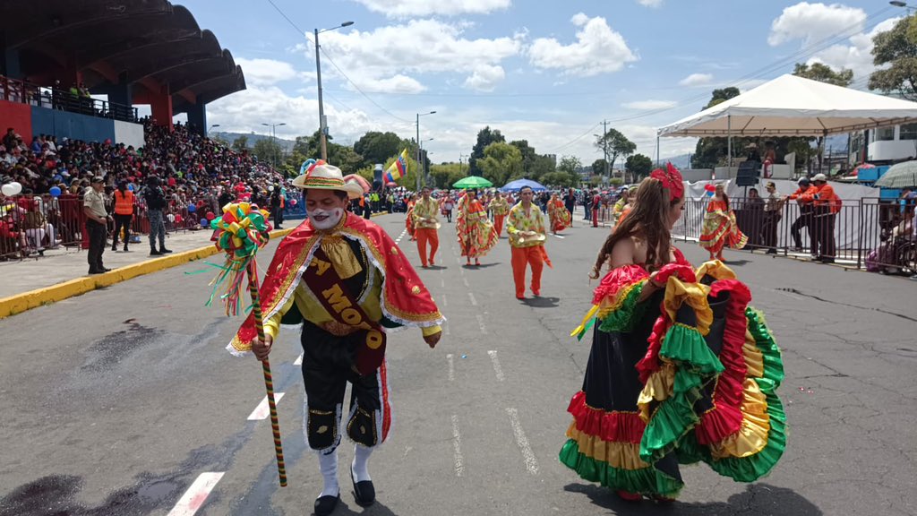 MunicipioQuito's tweet photo. Sayani Arte y Tradición se hacen presentes en el #DesfileDeLaConfraternidad, en el sur de Quito.
#FiestasDeQuito2022 https://t.co/wXqoc6laeQ