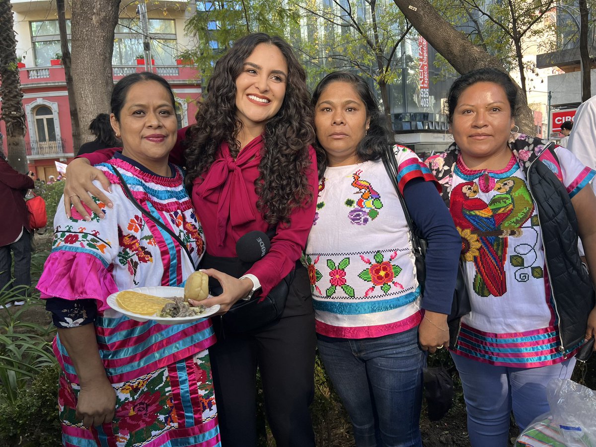 esnoticiaalesal's tweet photo. Ellas venían de Oaxaca. Con sus propios recursos prepararon carnita con papa, frijolitos y tortillas para regalar a la gente. Viva México señores! ❤️ https://t.co/LwK9Z8GsW9