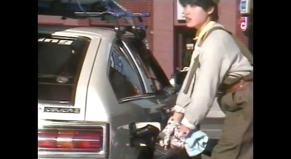 Maps415lapsM's tweet photo. 【11月28日】#洗車の日
ガソリンスタンド店員に扮した荻野目ちゃん。
給油に窓拭き、エンジンルームの点検に洗車…
ホント忙しいけれど、一生懸命頑張ってます。
作業着&帽子姿がよく似合ってるね。可愛い💖
#荻野目洋子 #荻野目ちゃん
#さよならから始まる物語
#MV #THESTEP https://t.co/t73HcxhOGy