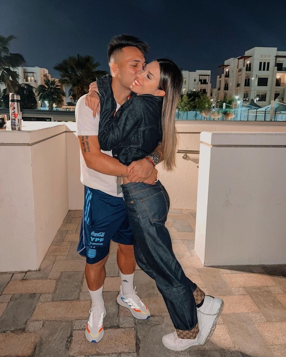 TNTSportsAR's tweet photo. DÍA DE VISITAS PARA LA SCALONETA 😍🇦🇷

Lautaro Martínez y su pareja el día después del GRAN triunfo de la Selección Argentina sobre México 

#TNTSportsMundial 🏆 https://t.co/2oHWVIi5jZ