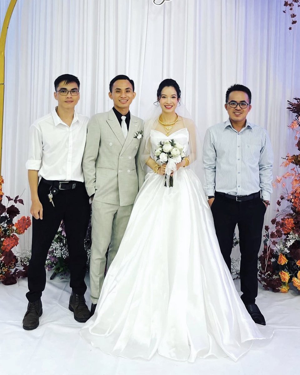 DUC381z's tweet photo. Quả đúng với câu "dành cả tuổi thanh xuân chỉ để đi ăn đám cưới". 😅 #ĐắkLắk | 13/11/2022 ♥️ #TiềnGiang | 22/11/2022 #CamRanh | 6/2018  #duc381 https://t.co/BQXZEJJN8N