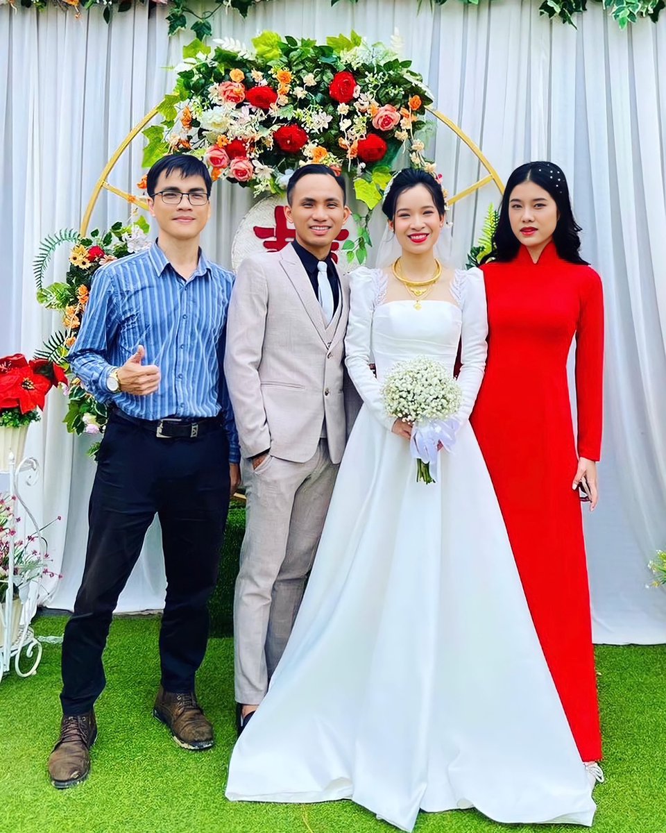 DUC381z's tweet photo. Quả đúng với câu "dành cả tuổi thanh xuân chỉ để đi ăn đám cưới". 😅 #ĐắkLắk | 13/11/2022 ♥️ #TiềnGiang | 22/11/2022 #CamRanh | 6/2018  #duc381 https://t.co/BQXZEJJN8N
