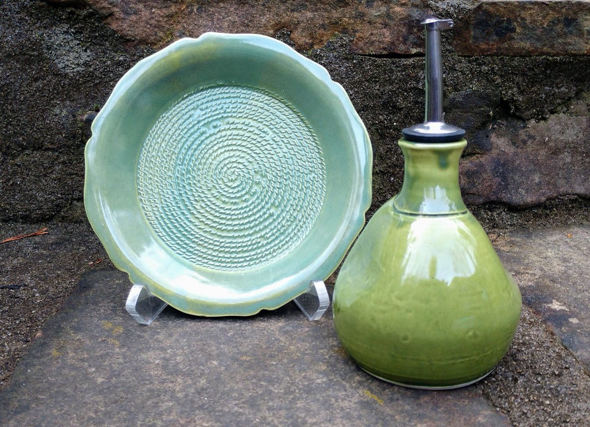 WildChildClay's tweet photo. Do you need a Great gift idea for under $50?  Try one of our Grater Plates or a Handmade Olive Oil Cruet!!
 #etsy shop: Garlic Grater, Ginger Grater, Grater Plate, Olive Oil Dipping Plate, Appetizer Plate https://t.co/bG51vO23HC https://t.co/VOpOQcE3Hm
