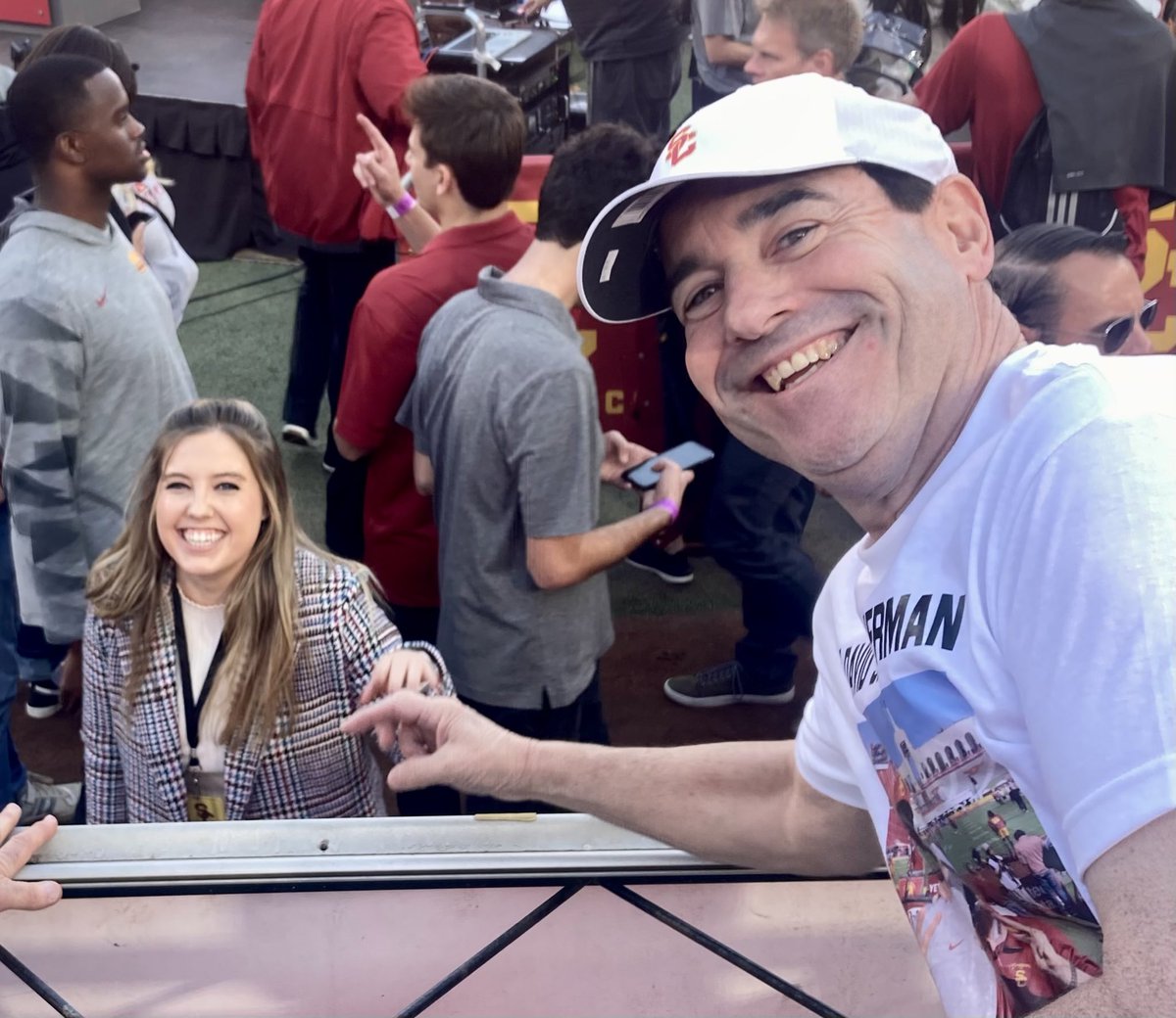 ⁦<a href="/keelyismyname/">Keely Eure</a>⁩ ⁦<a href="/VictoryPodUSC/">The Victory Podcast with Keely Eure</a> ⁦<a href="/CodyKessler6/">Cody Kessler</a>⁩                    Great to chat tonight with USC reporter Keely Eure.  She wanted to take a selfie with me a few weeks ago so I wanted to return the favor. Good Karma✌️