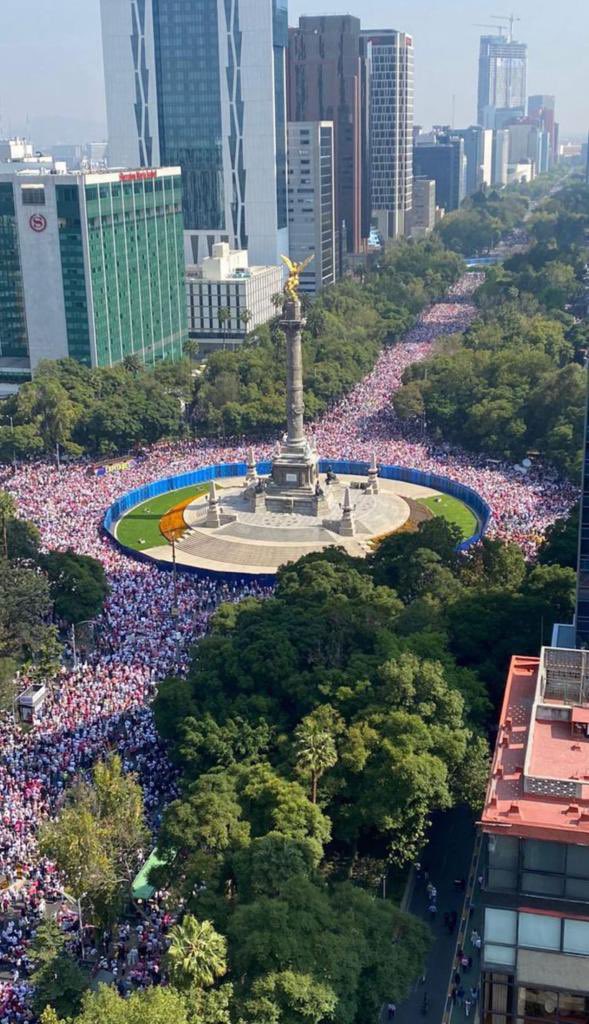SLP_Today's tweet photo. Acarreados    /////     Ciudadanos defendiendo la democracia 

#MarchaDelAcarreo 
#AMLOBurlaMundial https://t.co/Z8VyTdrHrF