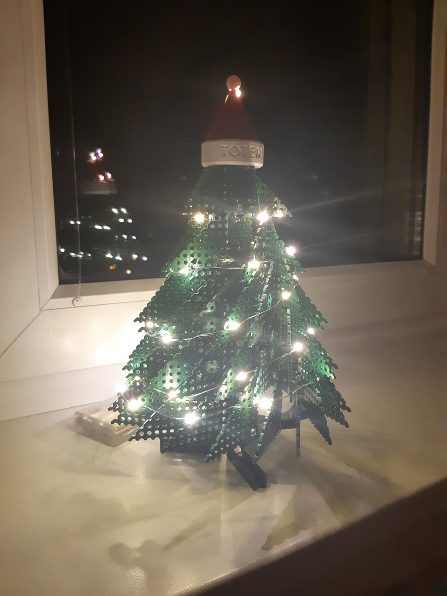 dX2512's tweet photo. Tak schválně, jaký kousek bastlířské výzdoby máte doma? Já vytáhl už poněkolikáté stromeček od @Totemmaker 😁 https://t.co/ErYHAUE2Ja