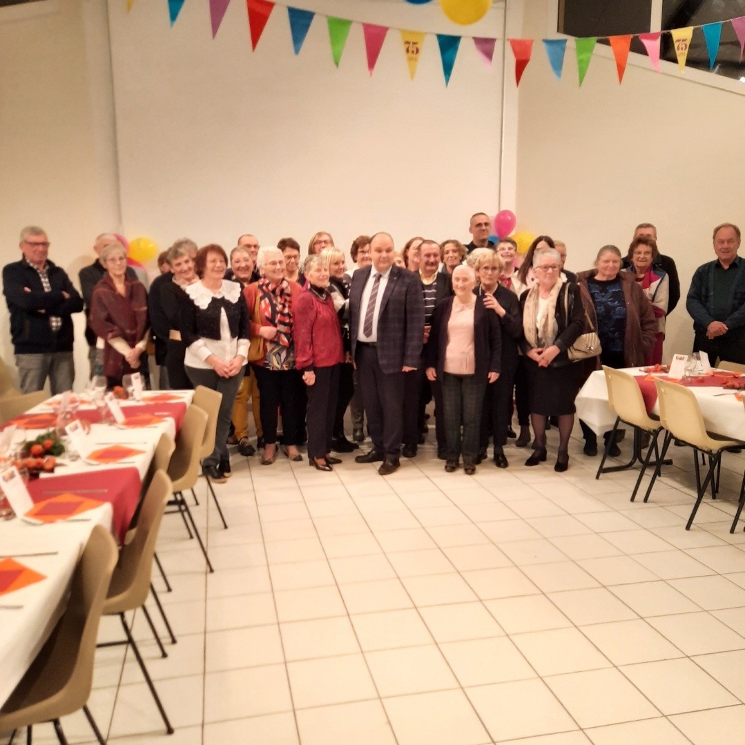 AdmrOr's tweet photo. Ce week end :
✅ L'association de Pouilly en Auxois a organisé ses 75 ans. Pour l'occasion les salariés et les bénévoles de l'association ont partagé un repas tous ensemble 😍
✅ Nous étions également présent en partenariat avec France Alzheimer Côte-d'Or à la foire d'Auxonne☺️ https://t.co/w0aMQQXGFI