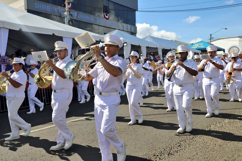 BRepublicanagob's tweet photo. #PanamáOeste | En el marco de las festividades patrias del 28 de noviembre acompañamos al Presidente @NitoCortizo desde los tradicionales desfiles del distrito de La Chorrera. #PanamáEsUnGranPaís🇵🇦 https://t.co/k0r4BZxcWj