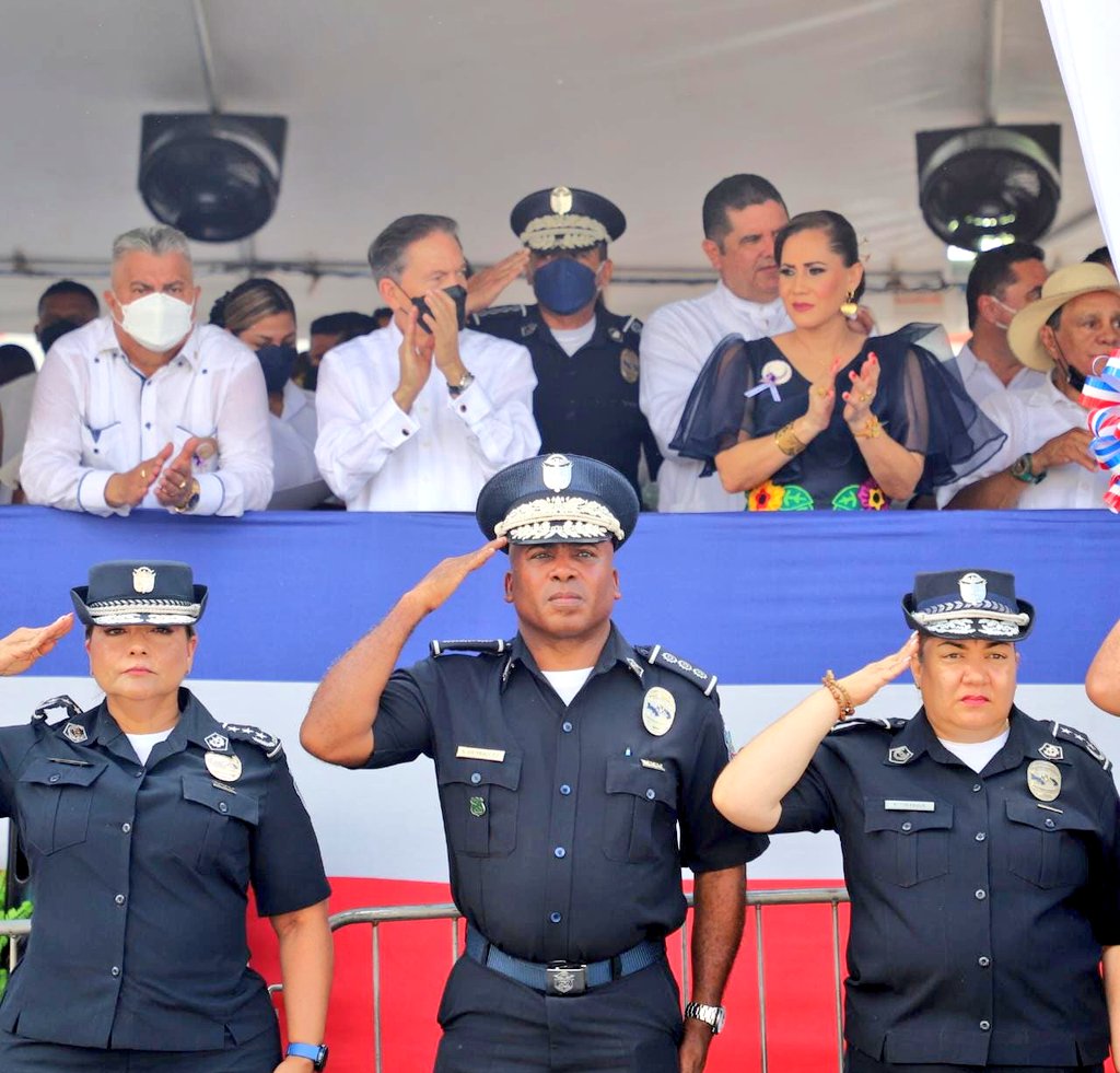 BRepublicanagob's tweet photo. #PanamáOeste | En el marco de las festividades patrias del 28 de noviembre acompañamos al Presidente @NitoCortizo desde los tradicionales desfiles del distrito de La Chorrera. #PanamáEsUnGranPaís🇵🇦 https://t.co/k0r4BZxcWj