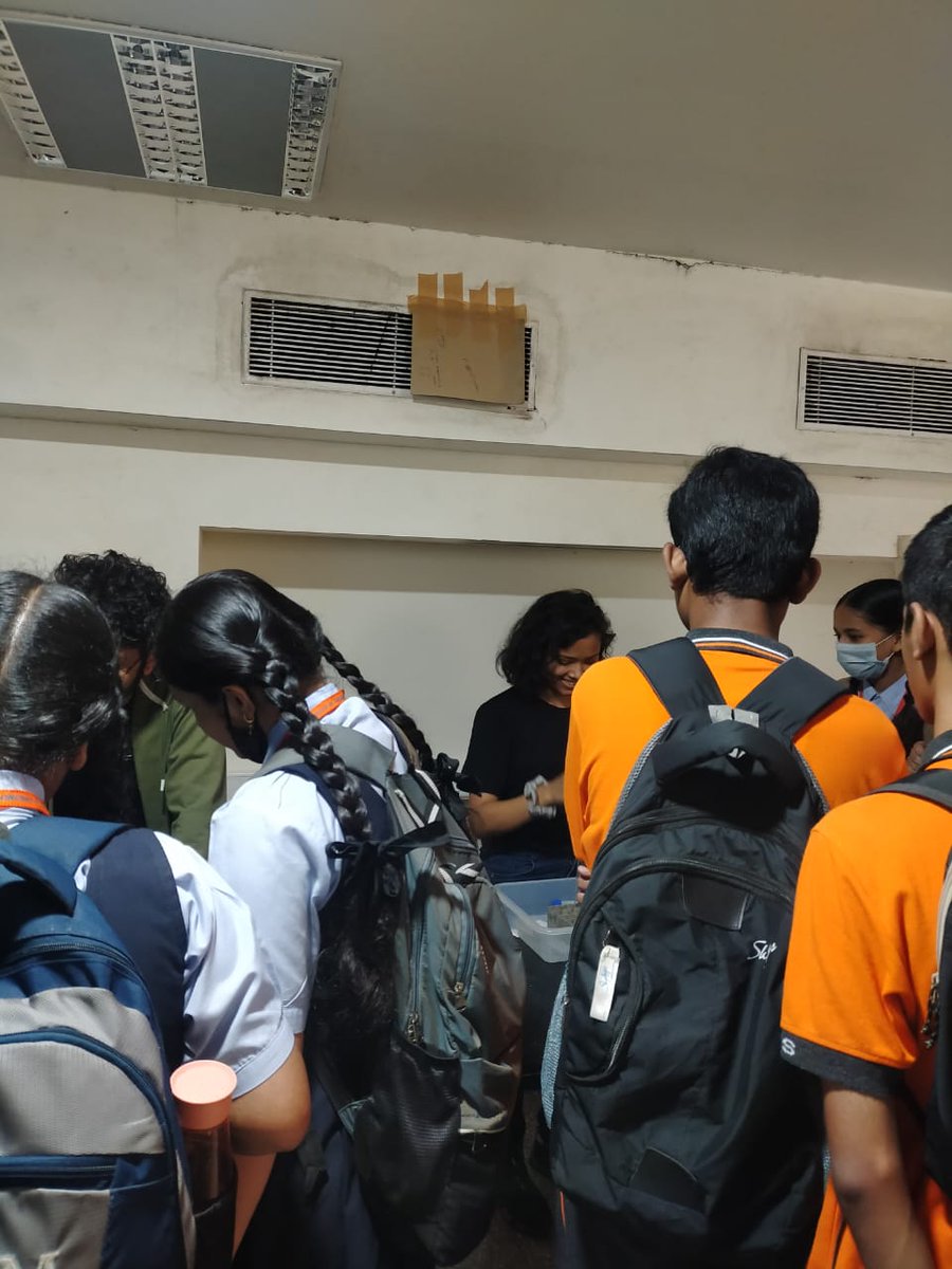 Varsha Mahapatra (@mahaptravarsha) on Twitter photo Had so much fun talking to and demonstrating simple experiments to these kids at the Frontiers of Science at <a href="/TIFRScience/">Tata Institute of Fundamental Research</a>!
#FOS2023 Had so much fun talking to and demonstrating simple experiments to these kids at the Frontiers of Science at <a href="/TIFRScience/">Tata Institute of Fundamental Research</a>!
#FOS2023
