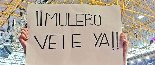 Taronja_Pat's tweet photo. La seguridad del club altamente alarmada porque hay una persona con un cartel que pone "Mulero Fuera Ya" 
Deberíais verlos...lo mejor del partido sin lugar a dudas.
https://t.co/flQCzIrAkB https://t.co/UWVWzepxFK