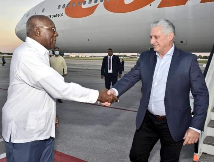 CapoNapoles's tweet photo. Y llegó a la Patria nuestro Presidente. #Cuba, su pueblo lo recibe con la alegría de su eterno compromiso con #Fidel, #Raul, la Revolución. La Patria lo recibe orgullosa. Viva #Cuba!!! https://t.co/rMNnsDFrIE