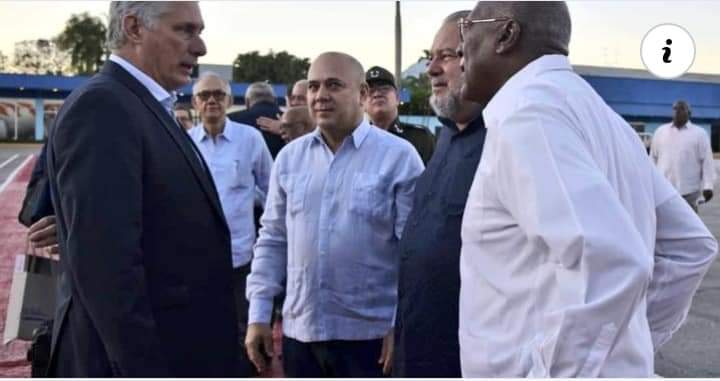 Y llegó a la Patria nuestro Presidente. #Cuba, su pueblo lo recibe con la alegría de su eterno compromiso con #Fidel, #Raul, la Revolución. La Patria lo recibe orgullosa. Viva #Cuba!!!