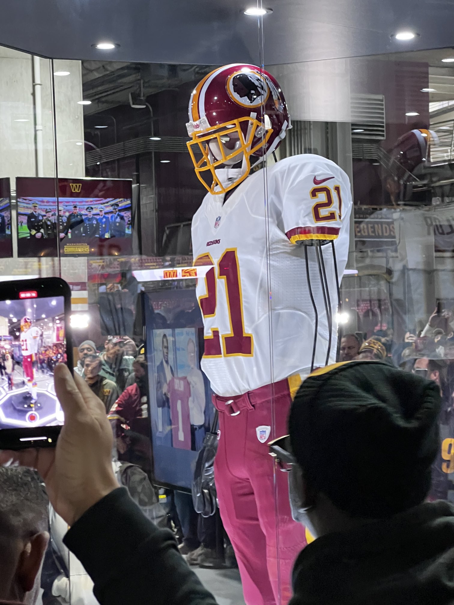 Rick Snider's Washington on X: Sean Taylor statue at FedEx. https