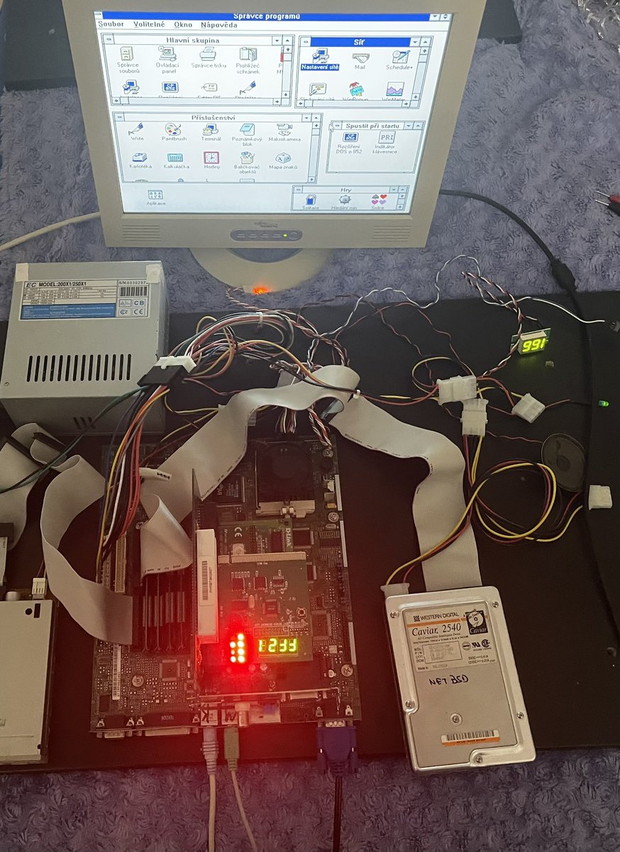 VejvyCZ's tweet photo. Téměř hotovo. Pentium 1 a Win 3.11. Bohužel se ukázalo, že obě ISA síťové karty jsou vadné a nenaběhne s nimi systém. Ještě budu potřebovat sehnat 2 ISA zvukové karty a 2 ISA síťivé karty.
#oldcomputers
#msdos
#Pentium1
#Windows3x
#computers https://t.co/CfxIYEtf5I