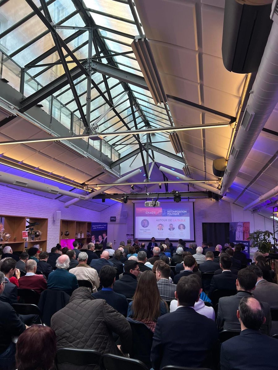 JulienAubert84's tweet photo. Salle comble hier pour les 5 ans d’@OserlaFrance ! Cinq années de réflexion politique sur les enjeux contemporains (souveraineté, écologie, islam…), quatre Universités d’été à #Lourmarin, 40 candidats aux législatives, un réseau qui couvre 2/3 du territoire. On continue ! https://t.co/WZcHxw7k3f