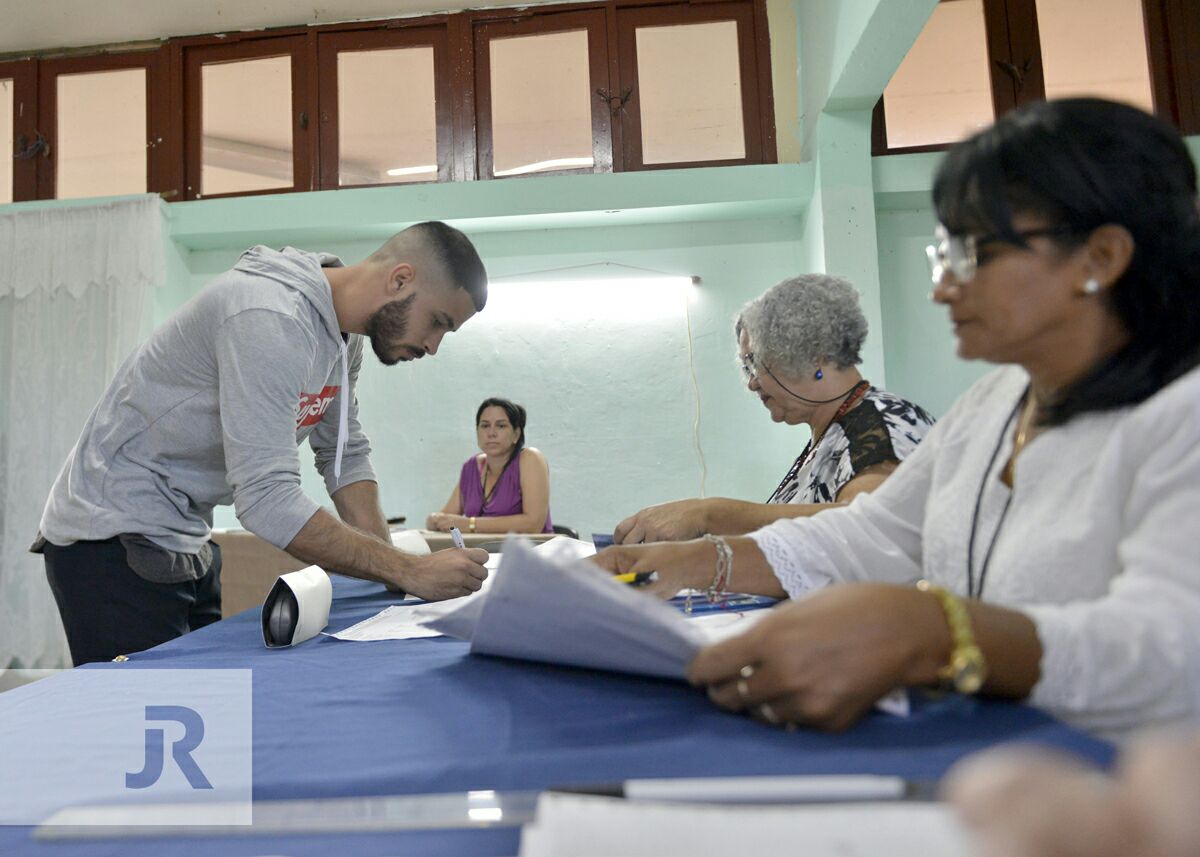 AylinAlvarezG's tweet photo. Queridos muchachos y muchachas:
Los invitamos a asistir bien temprano a las elecciones en cada una de las circunscripciones y colegios electores a ejercer su derecho al voto, sobre todo, quienes ejercen esta responsabilidad por vez primera. #VoluntadDeElegir #Cuba @DiazCanelB https://t.co/rxCKKJFGVS