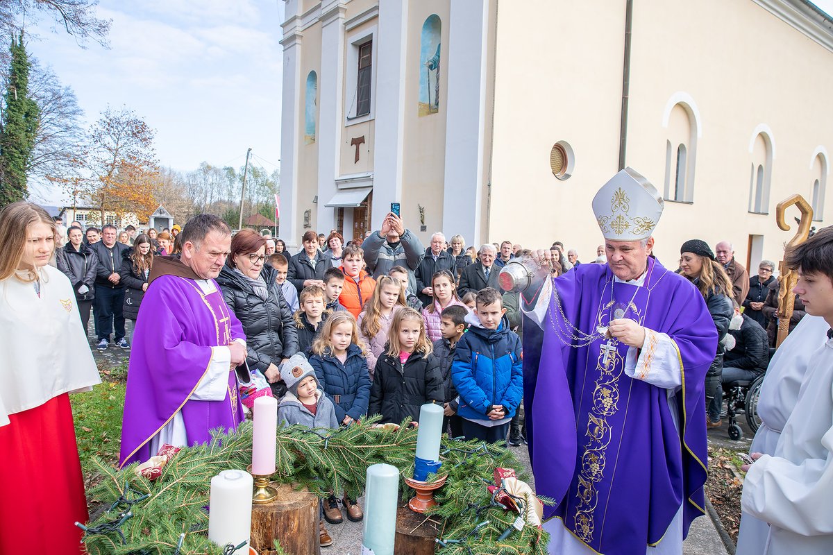 Sisački biskup Vlado Košić pastoralno je pohodio u četvrtak, 24. studenoga i u nedjelju, 27. studenoga župu Topusko.
tinyurl.com/4np3ykfy