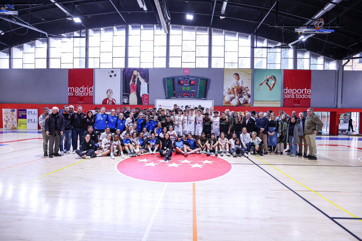 eruizescudero's tweet photo. Entrega de trofeos del XIII Torneo de baloncesto de @fleucemiaylinfo
 
Un gran evento deportivo lleno de  solidaridad.

#DonaMédula #DonaVida 
#CompatiblesConLaVida
#Haztedonante

#TorneoFLL https://t.co/7WPlbVzL5k