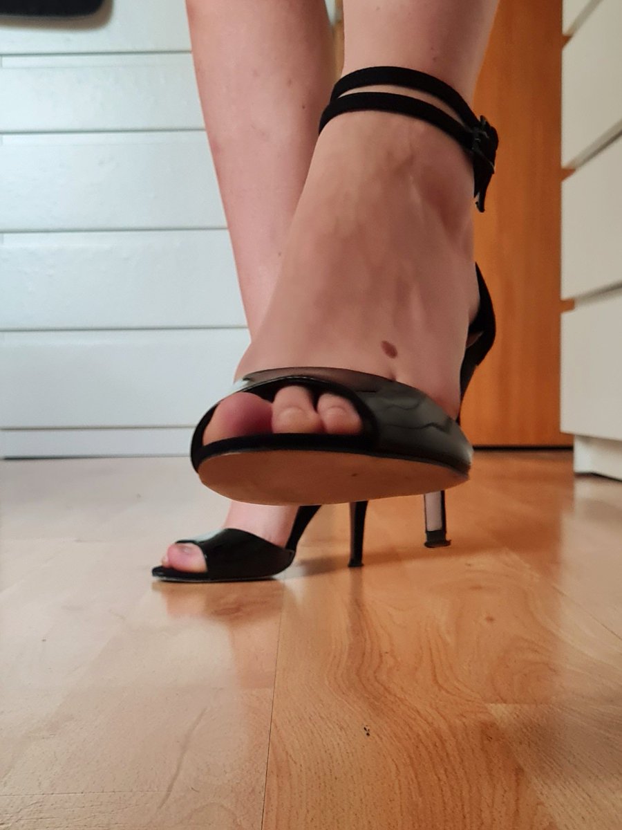 MerSexy_FP's tweet photo. Some basic heels 

#feet #feetmodels #footballsocks #feetpic #prettyfeetgang #feetpicsforsell #feetpicsforyou #feetpicsellers #feetpicsale #feetmodel #prettytoes #toenails #sexytoeandfeet #toespics #sexyfeetsolesarches #heels #highheels https://t.co/UVP1oGYNt3