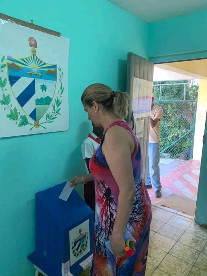 Ejerció su derecho al voto la ministra del Comercio Interior <a href="/BetsyDazVelzqu2/">Betsy Díaz Velázquez</a>, para elegir a su delegado del Poder Popular.
.
.
.
#VoluntaDeElegir 
#YoVotoEl27