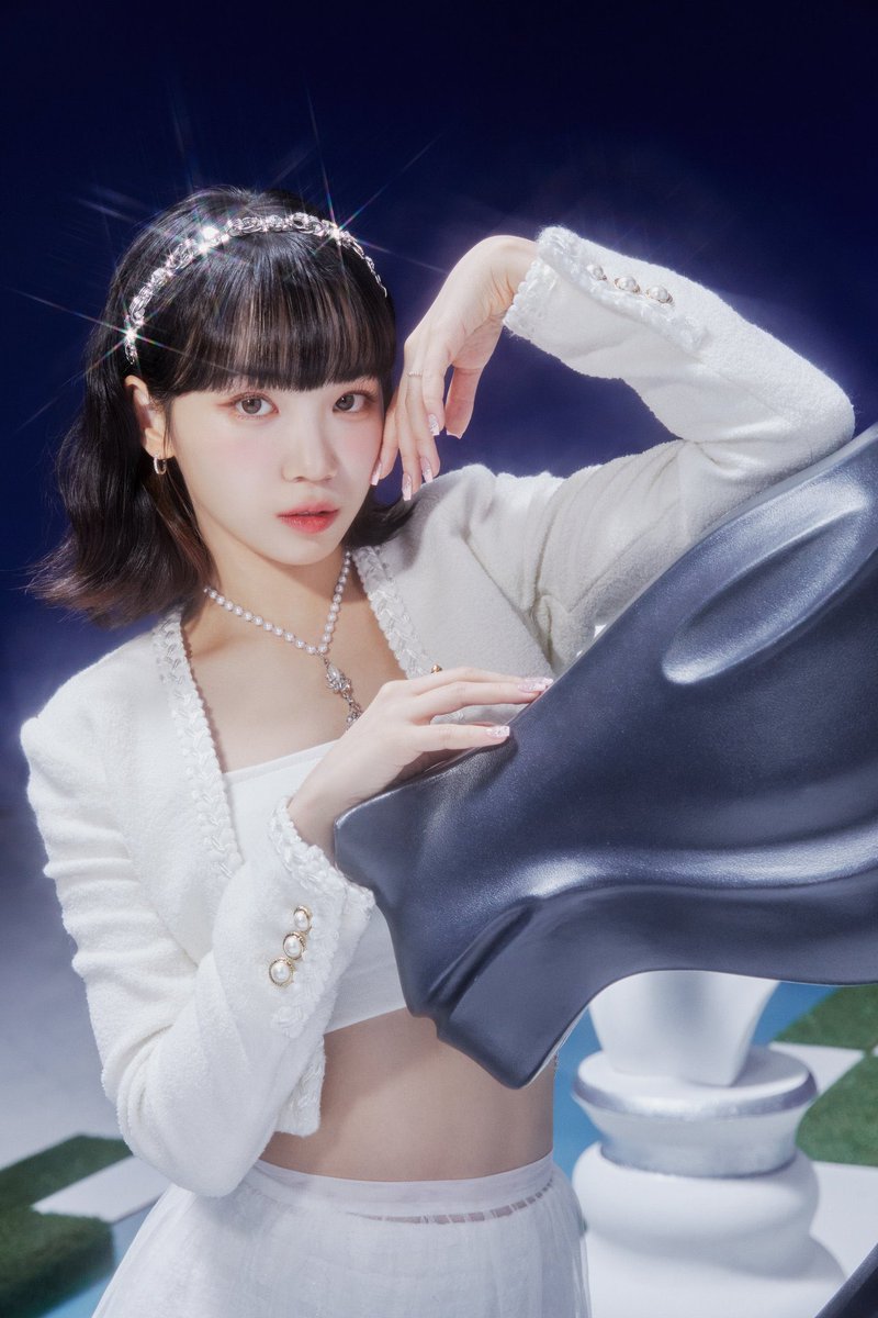 serafied's tweet photo. I love her short hair so much https://t.co/x2Si4W9GlS