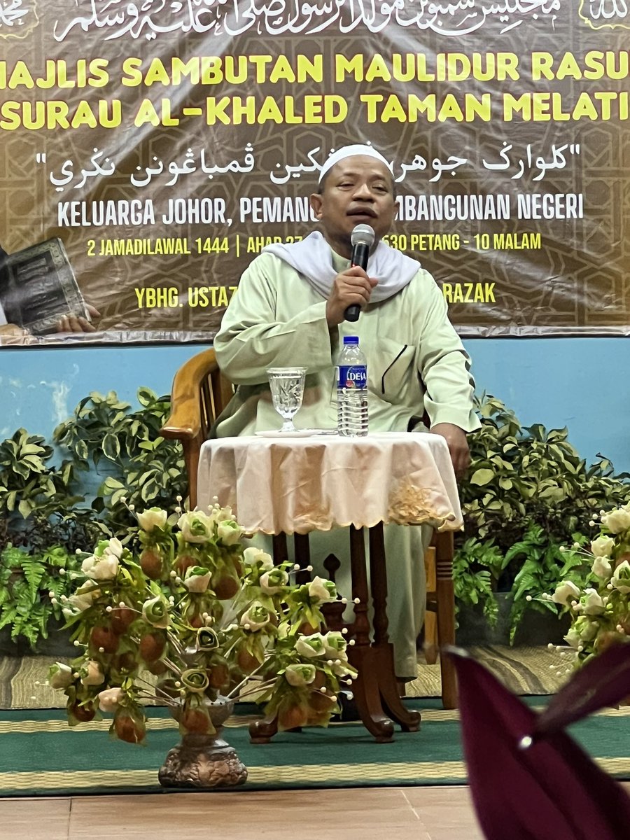 shidaismail64's tweet photo. Malam ini saya hadir ke Majlis Sambutan Maulidur Rasul Surau Al-Khaled Taman Melati. Ceramah disampaikan oleh Ustaz Haji Hanafiah Abdul Razak.
Turut hadir YB Manndzri Hj Nasib, Ahli Parlimen Tenggara merangkap Ketua Pemuda UMNO Bahagian Tenggara. https://t.co/ebdyEfhzQL