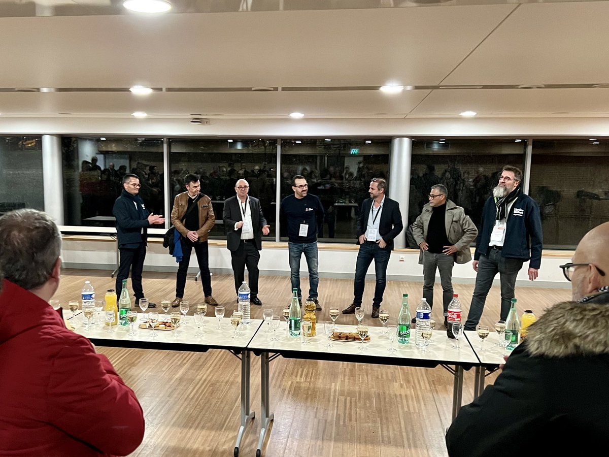 vendeemetiers's tweet photo. Débriefing de l’événement avec beaucoup de remerciements et d’émotions ! ☺️
Sur les 2 jours : 1 300 personnes mobilisées sur les stands, plus de 14 600 participants et plus de 6 000 entretiens sur les stands. Les records de la précédente éditions sont battus ! 👏🏻👏🏻👏🏻 #VM85 https://t.co/ZZTKTzB4Wy