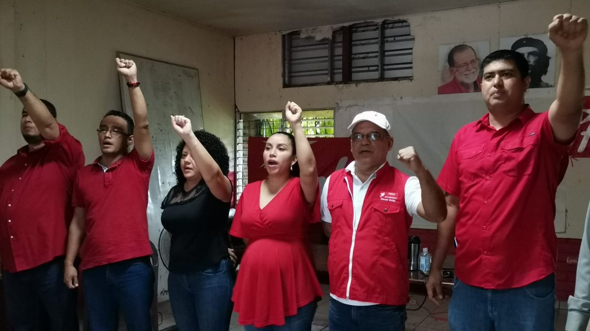 oscarortizsv's tweet photo. Este domingo seguimos con nuestra agenda en el territorio. Hoy con nuestros liderazgos de Sonsonate 💪🚩.

#Reorganización #NuevoCompromiso #FMLN https://t.co/y1qLtsYowW