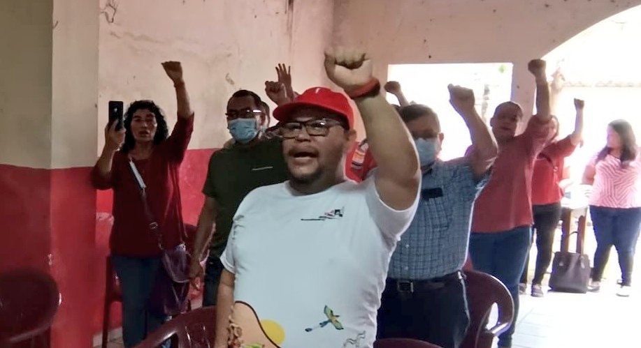oscarortizsv's tweet photo. Este domingo seguimos con nuestra agenda en el territorio. Hoy con nuestros liderazgos de Sonsonate 💪🚩.

#Reorganización #NuevoCompromiso #FMLN https://t.co/y1qLtsYowW