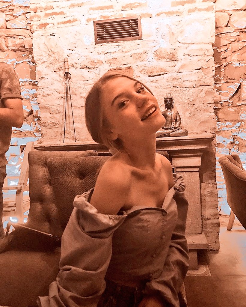 Dün gelen teklifin ardından bu akşam yemeğe çıktık.Kameramanımın mükemmel olduğunu da belirtip paylaşıyorum bu fotoğrafı.🦋💗

#CeyBek