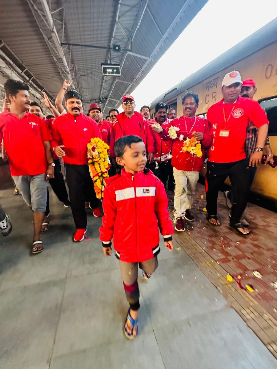 venupnair_nrmu's tweet photo. On d way to attending AGM of AIRF at Puri on 29/30.11.22…🙏🚩🚩🚩🚩🚩 https://t.co/Nz4s1Hk1eg