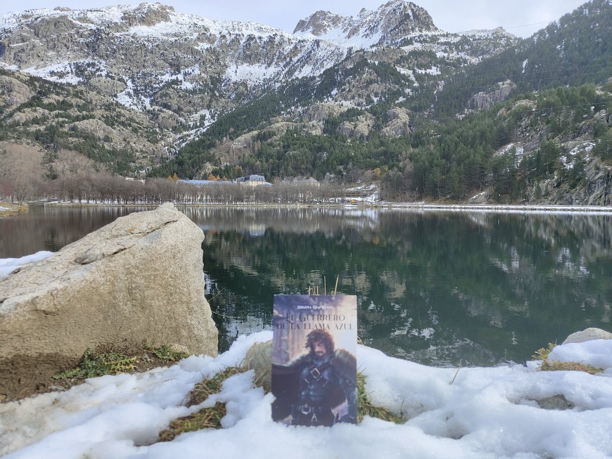 Diaz72Cris's tweet photo. ¡Mirad qué cómodo está Khriek en la nieve del Pirineo! 😃💙

#elguerrerodelallamaazul 
#Escritora #escritores #Writer #pirineo #panticosa #khriek https://t.co/bbAl7zEUoK