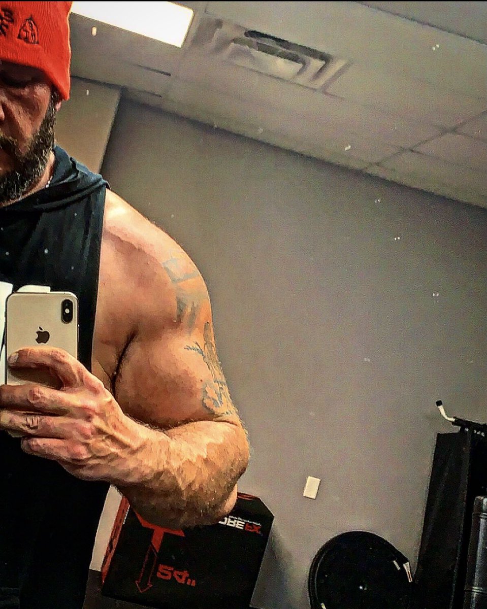 bigmothufacking's tweet photo. Day 53 back pounding iron after being told I was a threat to people’s health cuz of my medical choices. #unvaccinated #nevermasked #neverhadcovid vascular blood 🩸 flowing. Oh and fck Trudeau Fck that guys a piece of 💩 https://t.co/U1bg6u0Yl7
