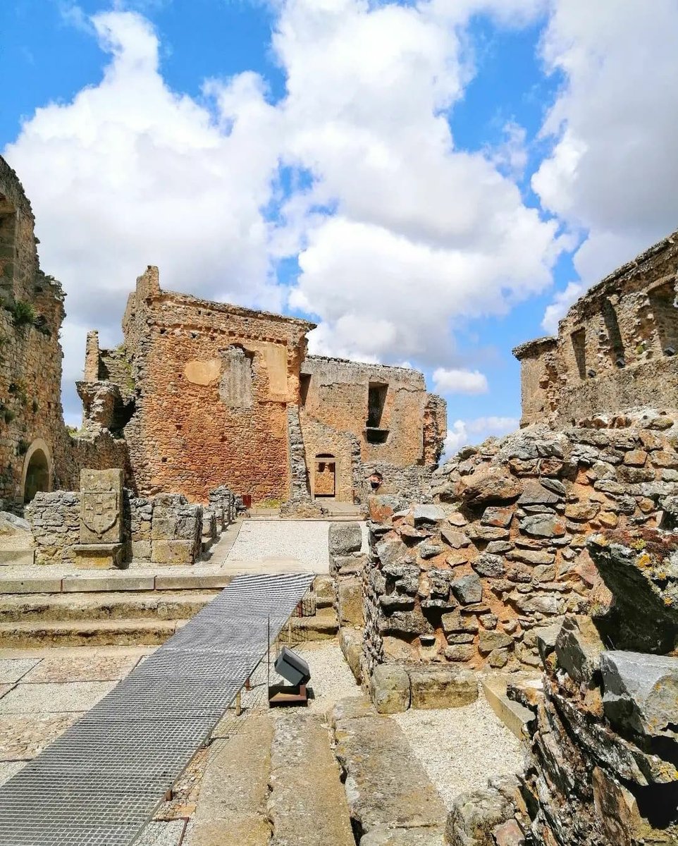 Nas Aldeias Históricas de Portugal as páginas dos livros de História ganham vida. ✨ Visitá-las é viajar no tempo e viver momentos inesquecíveis. ❤️

📸 <a href="/__vitorpires__/">__vitorpires__</a> 

#CasteloRodrigo #Historia #AldeiasHistoricas #AldeiasHistoricasdePortugal #portugalcomefeitos #portugallovers
