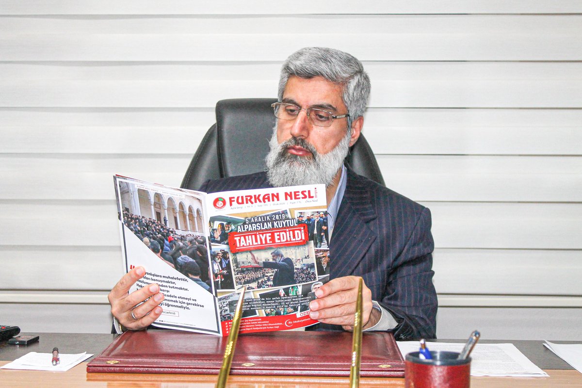 Behll45124348's tweet photo. Albüm | Alparslan Kuytul Hocaefendi  Furkan Nesli Dergisi'ni okurken...  "Unutulmamalıdır ki dergimizin girdiği her evde davamız var demektir."  #FurkanNesliOkuyorum  https://t.co/muDUNoJ5s8