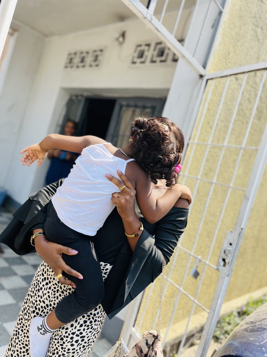 PatriciaMolofa's tweet photo. J'ai tellement vécue avec des enfants de tout genre que j'ai vue et compris à quel point chacun de nous est Unique...Ma petite nièce l'est et surtout Originale. J'aimerai trop vous parler d'elle mais avec le temps...apprenons d'abord à nous connaître 😛
#zalayo https://t.co/ANlfeuAJBU