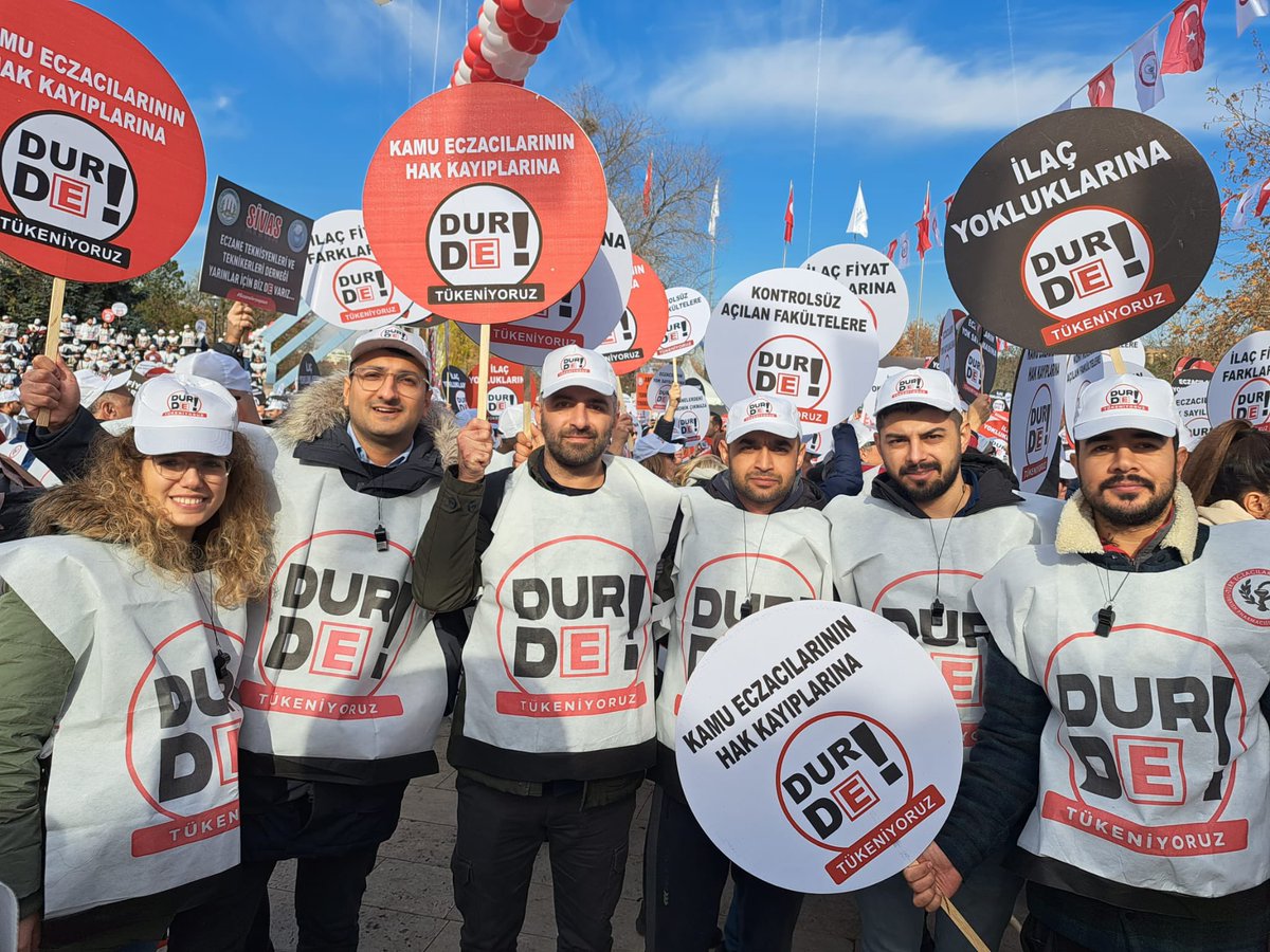 Amasız ,fakatsız bir şey yapmalı diyen mesleğinin bugünü ve yarını için bugün beraber alanı doldurduğumuz herkesin ayağına-yüreğine Sağlık. Emeği geçen herkese teşekkürler. #EczacıyaHakettiğiDeğerVerilmelidir  #27KasımBuyukEczacıMitingi