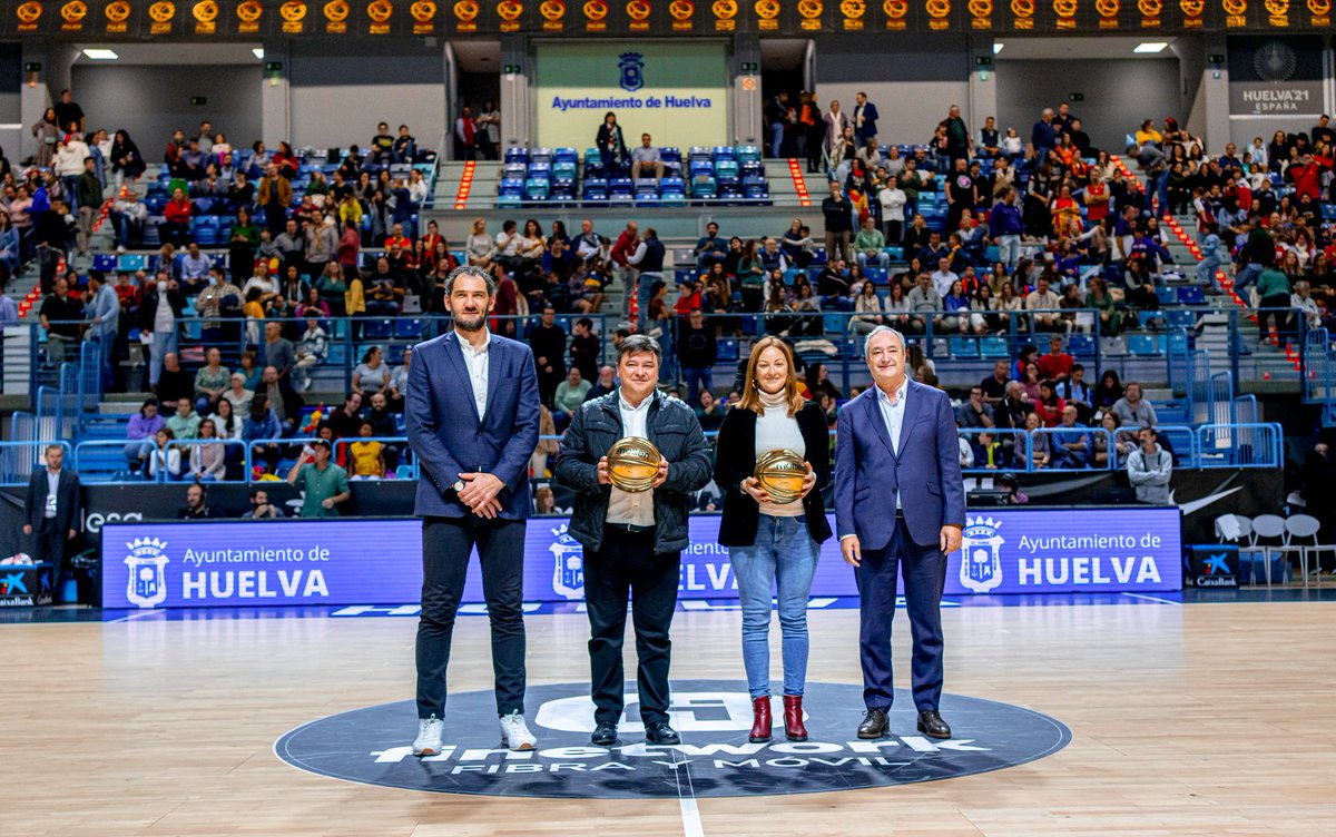 BaloncestoESP's tweet photo. GRACIAS Huelva por este recibimiento a #LaFamilia.

Esperamos haberos hecho disfurtar 😊

@GabrielCruzSt | #SomosEquipo https://t.co/IfqjRdzE0Q