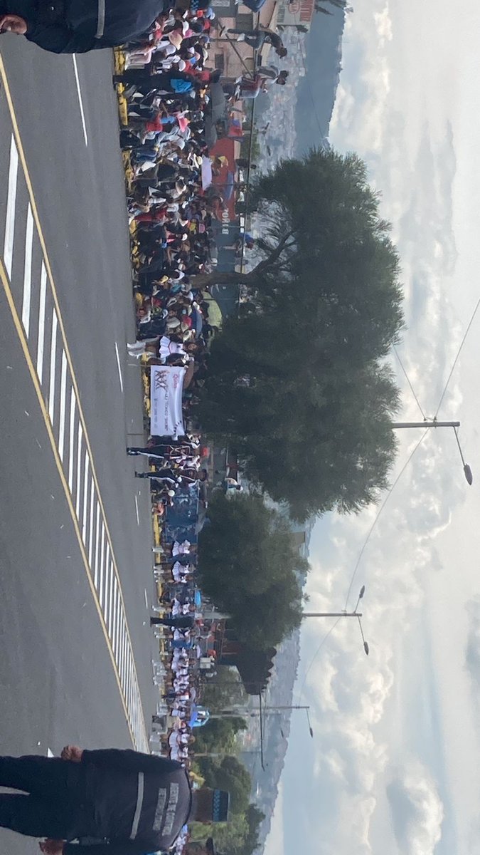 AlejandraBaca24's tweet photo. Unidad Educativa Técnico Sucre. #fiestasdequito #tribunadelsur #confraternidad https://t.co/l6ggX9Y0BU