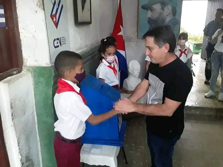 MigdaliaRodriq4's tweet photo. Voto por el fortalecimiento del Sistema Político Cubano desde la base.
@AsambleaMunic10 
@MorfaSusely https://t.co/797brggbtn