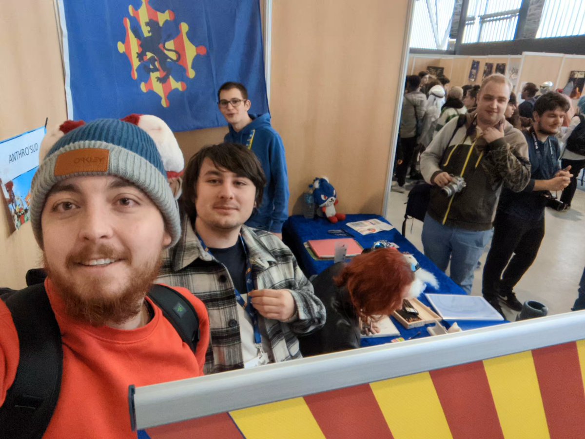 AnthroSud's tweet photo. Le TGS se termine...et notre stand aussi...Mais nous sommes fier de vous y avoir vue (vous étiez plus nombreux que prévue !!). Le petit monde au sein de l'association s'agrandit, nos ambitions aussi, on a hâte de refaire des évent avec vous ! 

Coeur sur vous ❤️🦁
GRAOU https://t.co/ElFRd9fUVG