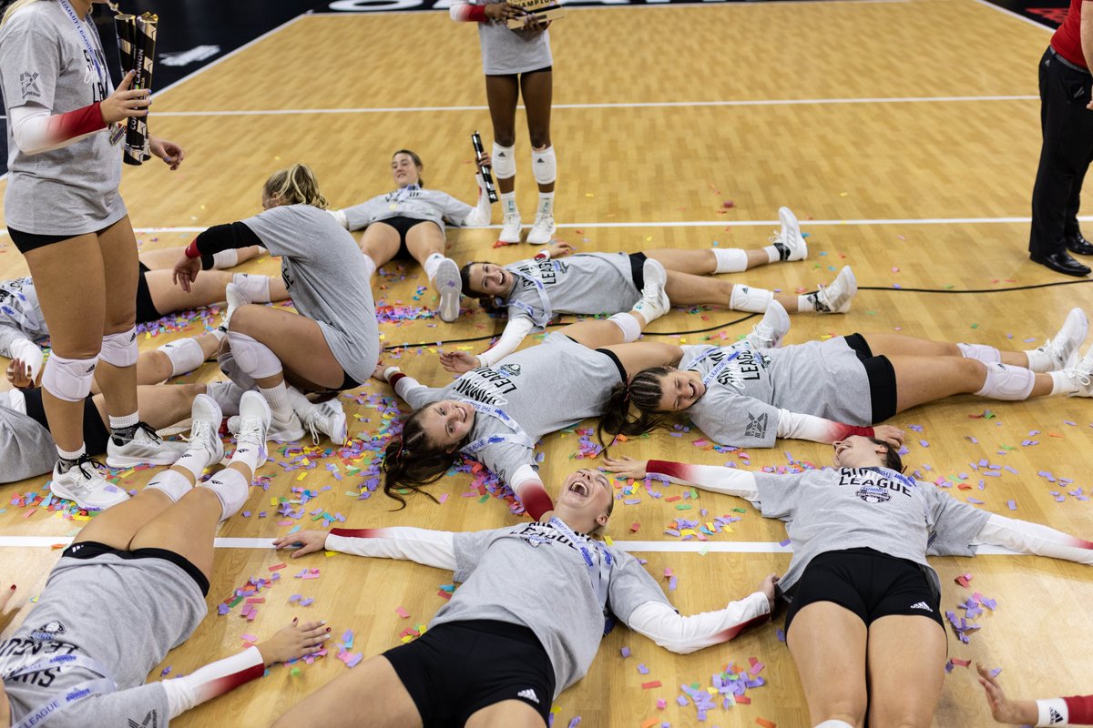 South Dakota Volleyball tweet media