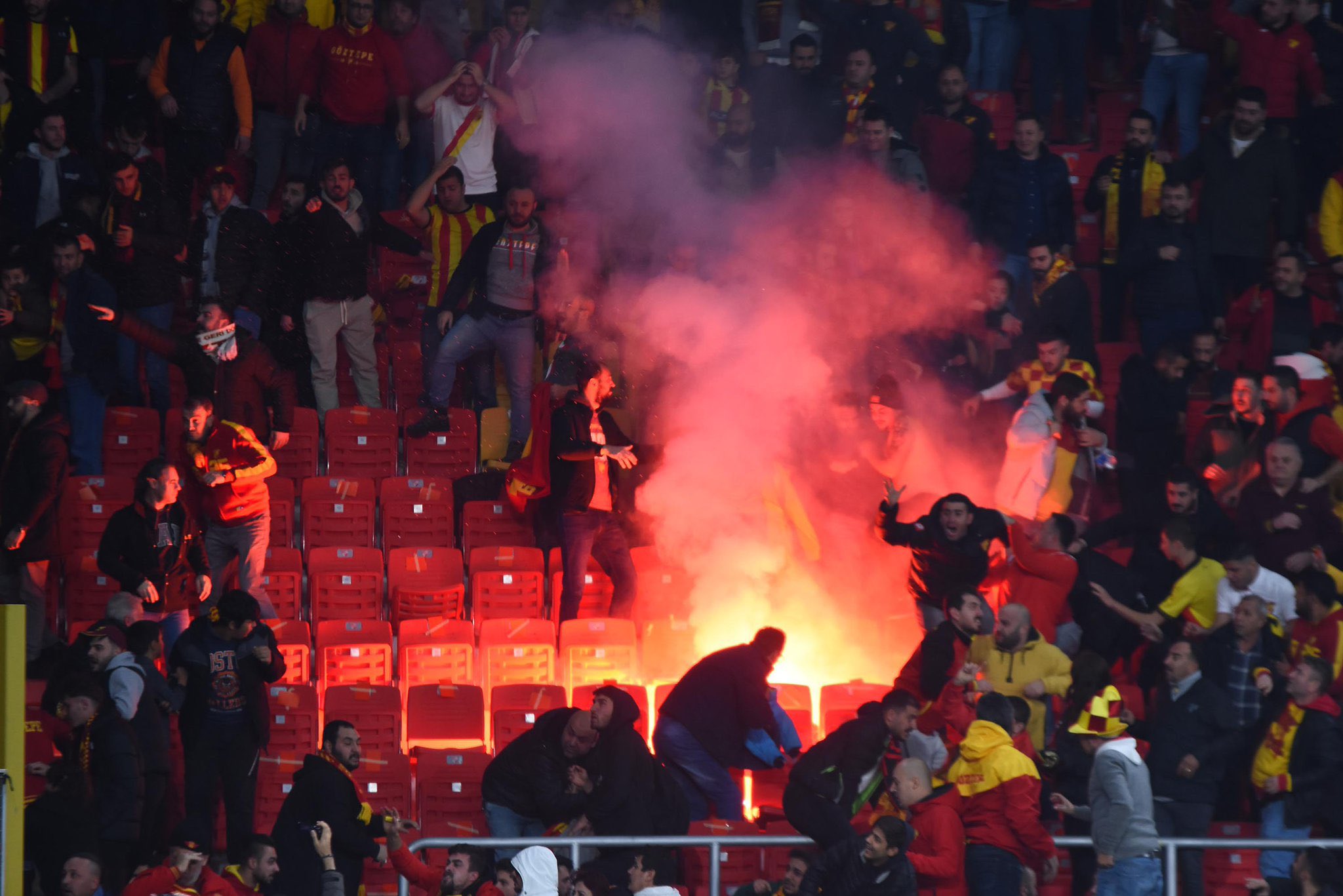 BPT on Twitter: "Altay deplasman tribününden Göztepe tribünlerine atılan  işaret fişeği sonucu bir taraftar ağır yaralandı. Taraftar hastaneye  kaldırıldı. https://t.co/bjP0Mhgw7s" / Twitter